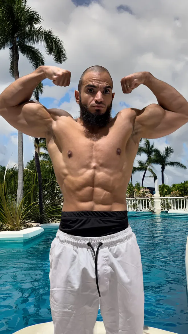 Fastly qui contracte les biceps au bord d’une piscine à Dubaï
